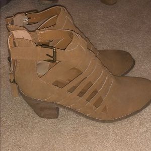 GUESS BOOTIES